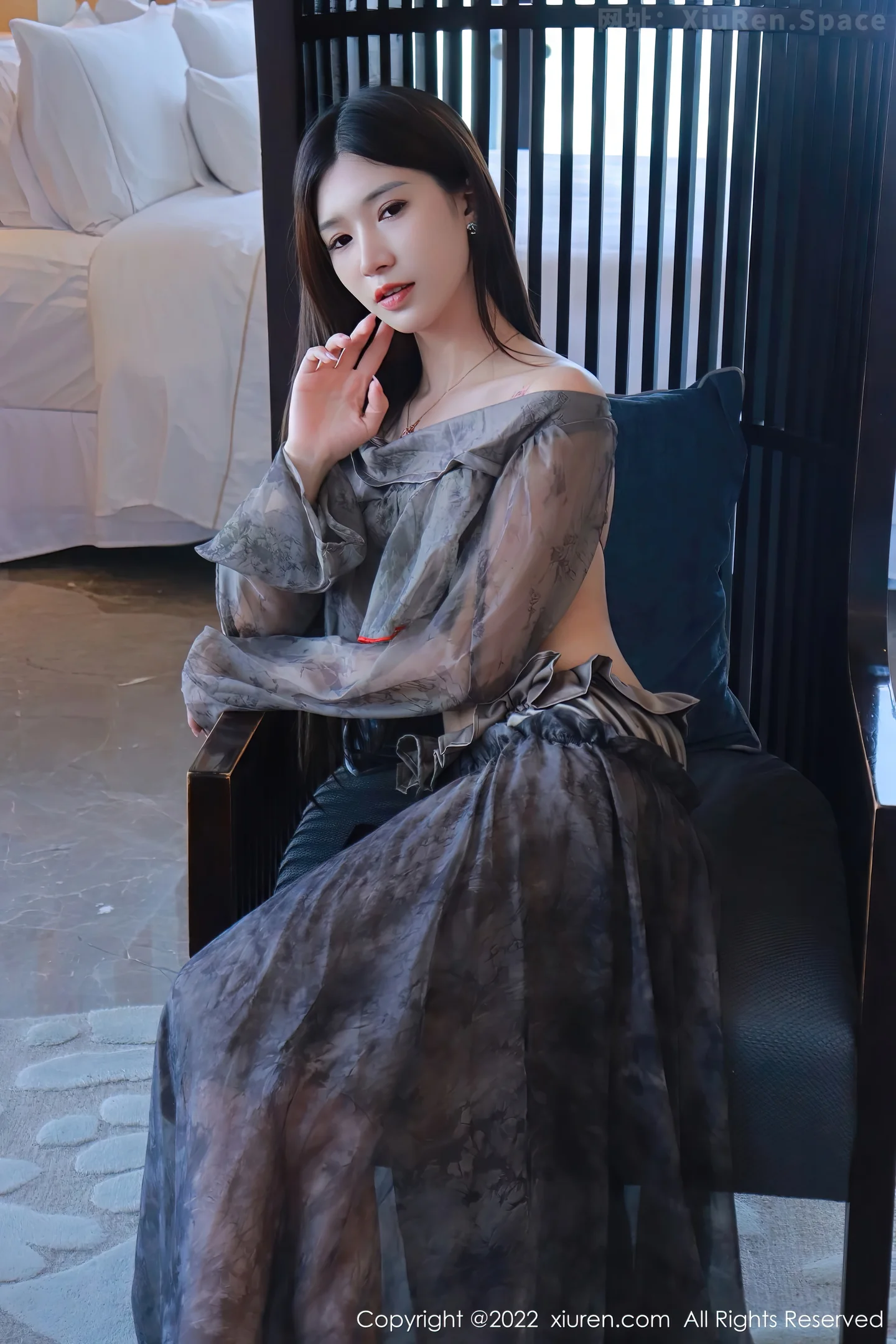 图片[4]-[XiuRen秀人网] VOL.5857 模特hebe韩心雨暗灰色上衣配性感长裙露丁字裤秀翘臀诱惑写真50P-秀人网官方网站